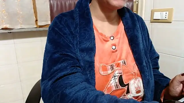 Foxlady2271 online show from December 4, 3:54 pm