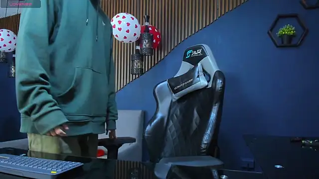 JacksonOlsenn online show from February 18, 12:06 pm