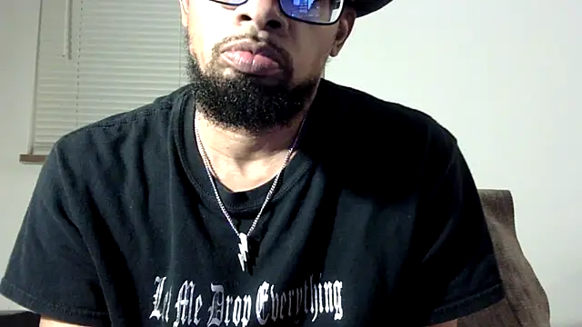 Snapshot of WhiskeyWood_DuhGOD chatting on October 12, 1:26 am WhiskeyWood DuhGOD online show from October 12, 1:26 am