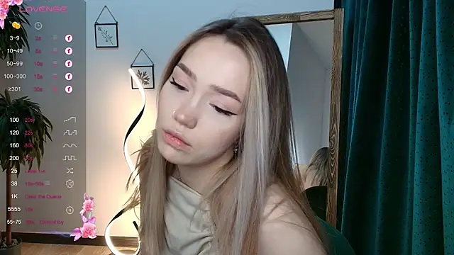 Snapshot of Evia_r0se chatting on December 5, 5:26 am Evia r0se online show from December 5, 5:26 am