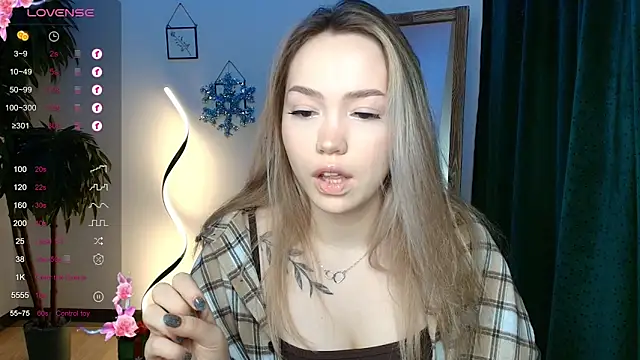 Snapshot of Evia_r0se chatting on December 17, 5:29 am Evia r0se online show from December 17, 5:29 am