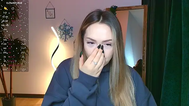 Snapshot of Evia_r0se chatting on January 3, 8:21 am Evia r0se online show from January 3, 8:21 am