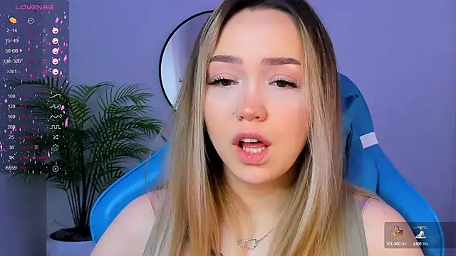 Snapshot of Evia_r0se chatting on January 5, 4:58 am Evia r0se online show from January 5, 4:58 am