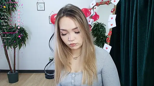 Snapshot of Evia_r0se chatting on February 11, 2:03 am Evia r0se online show from February 11, 2:03 am