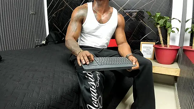 Snapshot of ronnie_7777 chatting on March 1, 11:26 pm ronnie 7777 online show from March 1, 11:26 pm