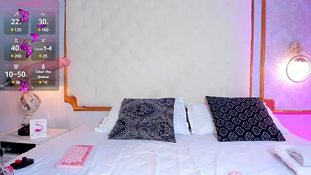 Snapshot of amy_nicolee chatting on March 6, 7:43 pm amy nicolee online show from March 6, 7:43 pm