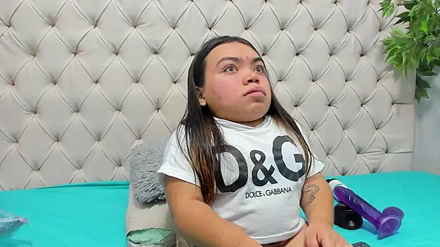 Michelle Brooks online show from December 10, 1:44 pm