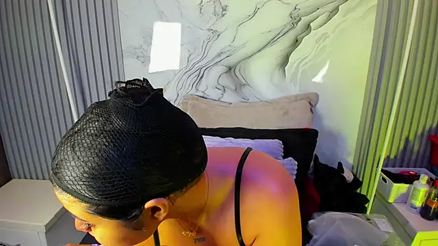 Snapshot of venusowen_ chatting on April 23, 1:57 pm venusowen online show from April 23, 1:57 pm
