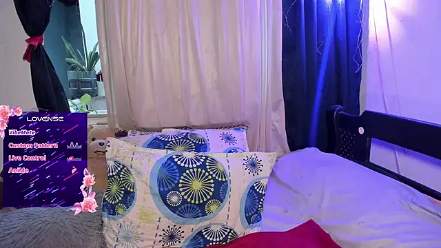 Snapshot of AnnieBigBoobs chatting on October 15, 10:10 pm AnnieBigBoobs online show from October 15, 10:10 pm