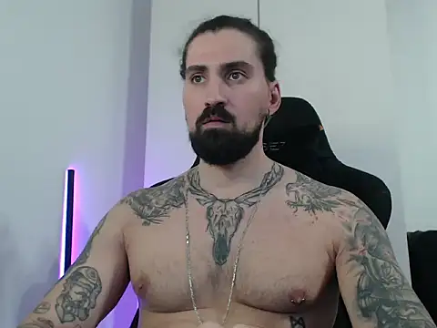 Snapshot of MateoHunk chatting on November 7, 11:43 am MateoHunk online show from November 7, 11:43 am