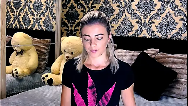 Snapshot of Aly_girl1 chatting on December 28, 10:25 am Aly girl1 online show from December 28, 10:25 am