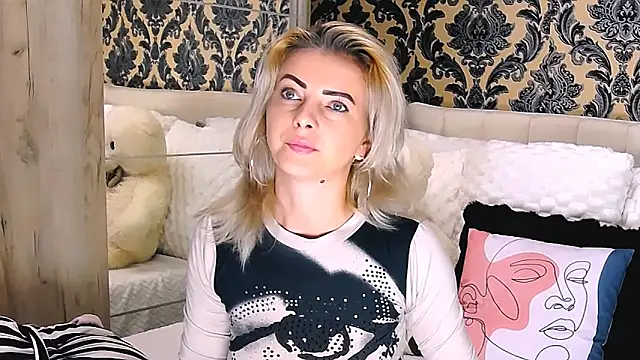 Snapshot of Aly_girl1 chatting on October 4, 8:23 am Aly girl1 online show from October 4, 8:23 am