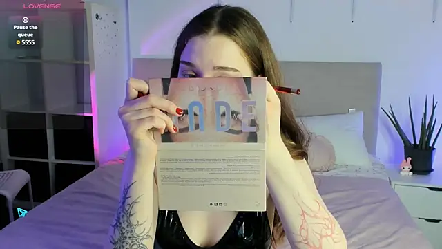 Lisa Moones online show from March 11, 2:18 pm