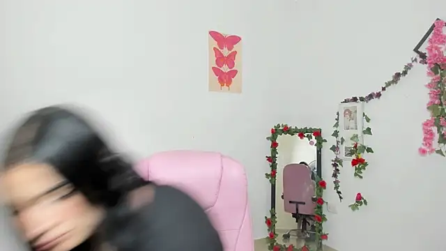 Snapshot of Emic_ chatting on November 13, 4:06 pm Emic online show from November 13, 4:06 pm