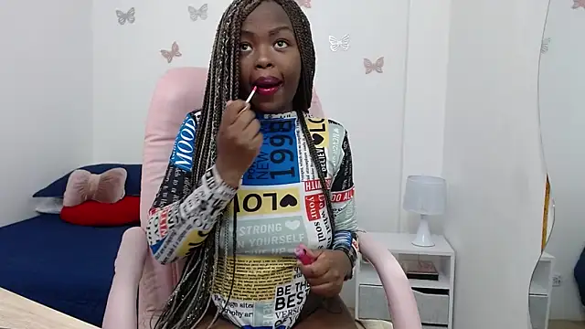 Snapshot of _Zooee chatting on January 4, 11:43 am Zooee online show from January 4, 11:43 am