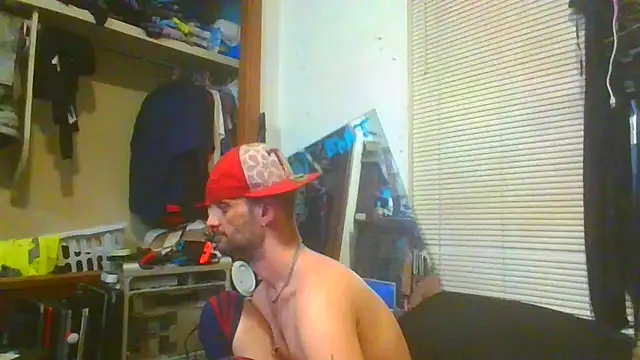 Snapshot of slinginbigD chatting on February 9, 3:53 am slinginbigD online show from February 9, 3:53 am