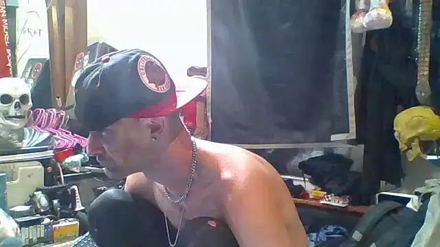 Snapshot of slinginbigD chatting on October 6, 12:30 am slinginbigD online show from October 6, 12:30 am