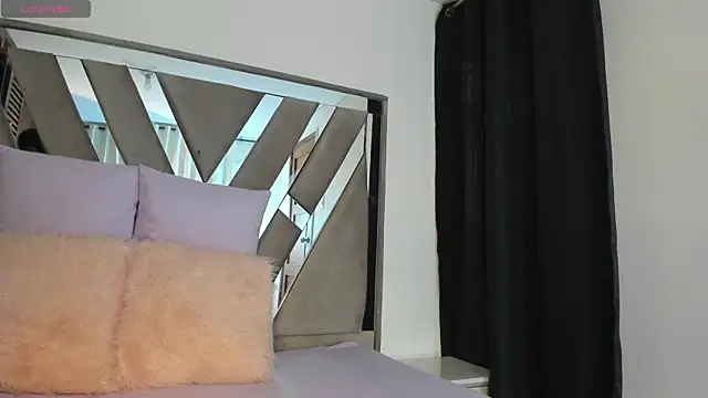 Snapshot of sara_williams01 chatting on November 18, 1:04 pm sara williams01 online show from November 18, 1:04 pm