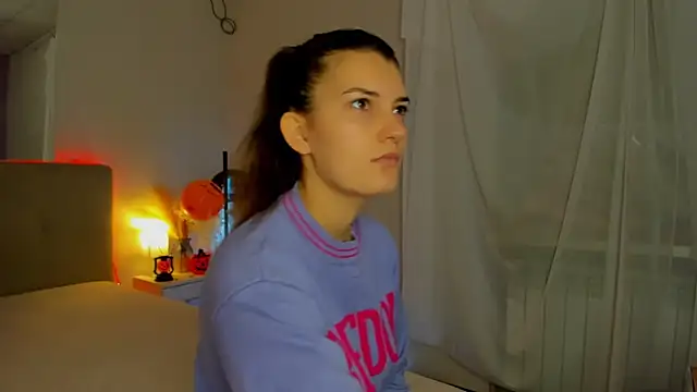 Laura Leee online show from October 30, 6:15 am