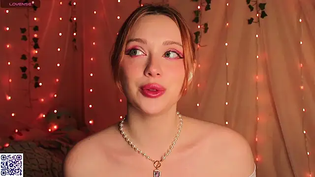 Snapshot of YourSkyAni chatting on December 19, 1:40 pm YourSkyAni online show from December 19, 1:40 pm