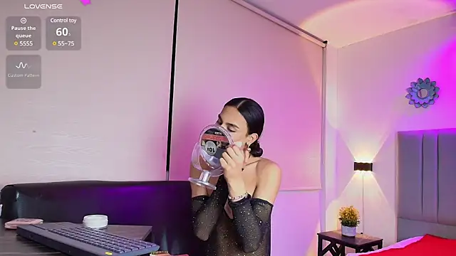 Snapshot of Chloe_Cherry21 chatting on February 1, 2:37 am Chloe Cherry21 online show from February 1, 2:37 am