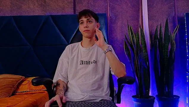 Snapshot of Lion_Foster01 chatting on December 4, 9:34 pm Lion Foster01 online show from December 4, 9:34 pm