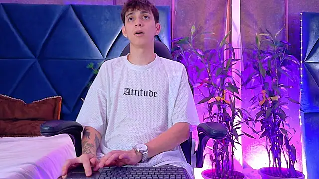 Snapshot of Lion_Foster01 chatting on December 18, 9:54 pm Lion Foster01 online show from December 18, 9:54 pm