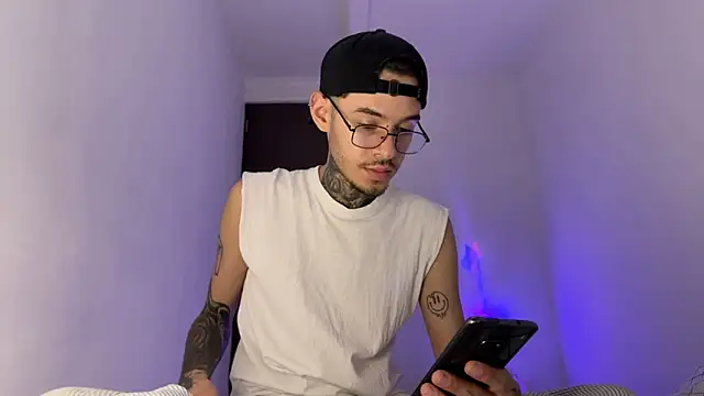 Snapshot of Saturno_v chatting on September 11, 12:44 am Saturno v online show from September 11, 12:44 am