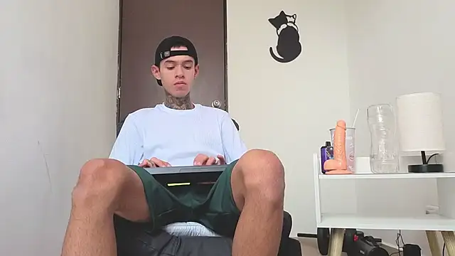 Snapshot of Saturno_v chatting on November 13, 10:36 am Saturno v online show from November 13, 10:36 am