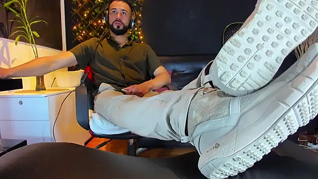 alessandro wye online show from February 3, 8:30 am