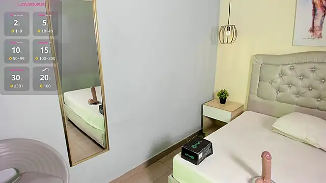 escarleth   online show from January 6, 12:42 pm