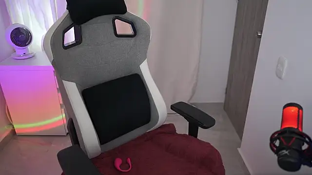 Snapshot of anyacutex chatting on December 4, 8:39 pm anyacutex online show from December 4, 8:39 pm