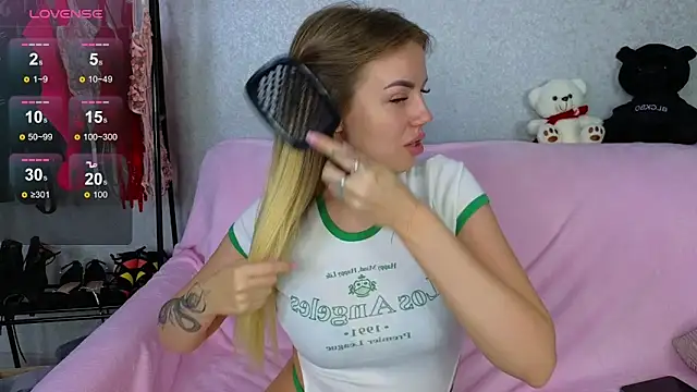 Snapshot of EmilyRobbie chatting on February 10, 12:41 am EmilyRobbie online show from February 10, 12:41 am