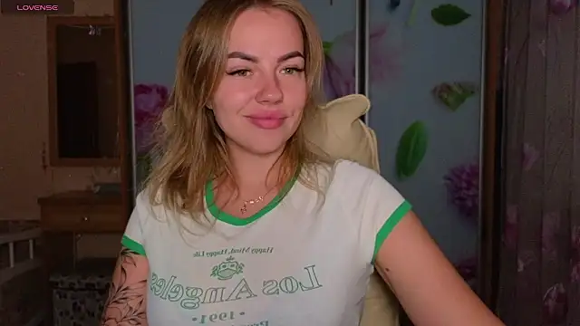 Snapshot of EmilyRobbie chatting on October 26, 6:25 pm EmilyRobbie online show from October 26, 6:25 pm