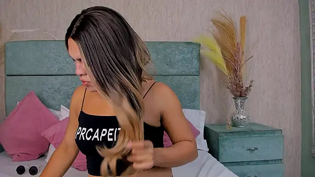 Snapshot of kimCosseyy chatting on October 25, 1:40 pm kimCosseyy online show from October 25, 1:40 pm