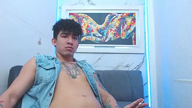 Snapshot of targuerian22 chatting on December 13, 10:26 pm targuerian22 online show from December 13, 10:26 pm