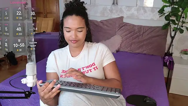 Snapshot of MilaTeenX chatting on November 20, 8:47 am MilaTeenX online show from November 20, 8:47 am