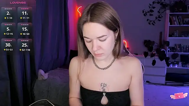 Snapshot of ami_amour_ chatting on February 19, 7:59 pm ami amour online show from February 19, 7:59 pm