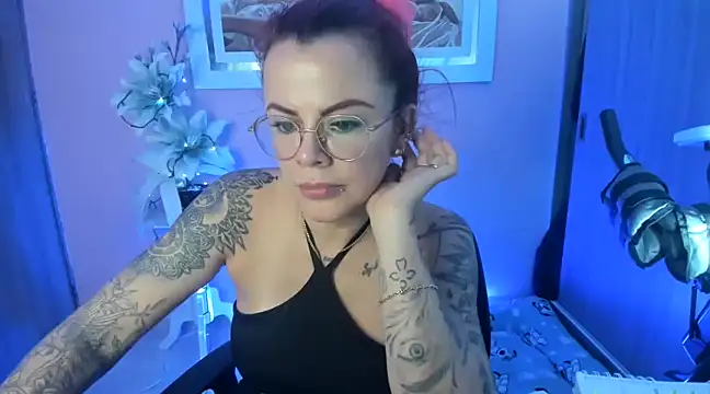 Snapshot of KAROL_MILF chatting on February 14, 12:41 am KAROL MILF online show from February 14, 12:41 am