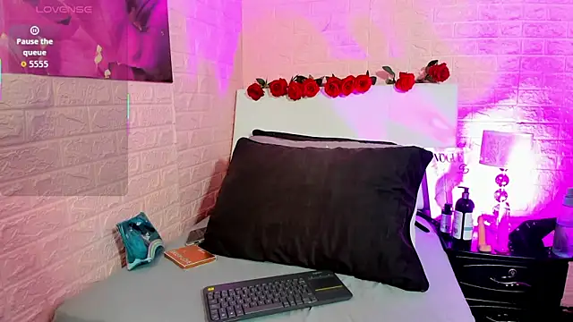 LYAA COLLINS  online show from January 6, 10:30 am