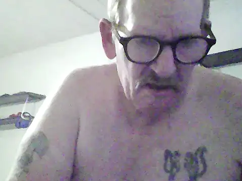 Snapshot of BALLZZZ111 chatting on December 17, 9:15 am BALLZZZ111 online show from December 17, 9:15 am