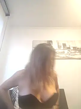 Snapshot of Latiinvenushot chatting on November 9, 9:02 pm Latiinvenushot online show from November 9, 9:02 pm