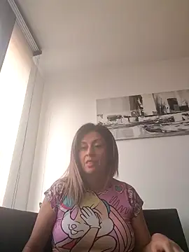 Snapshot of Latiinvenushot chatting on November 23, 4:18 pm Latiinvenushot online show from November 23, 4:18 pm