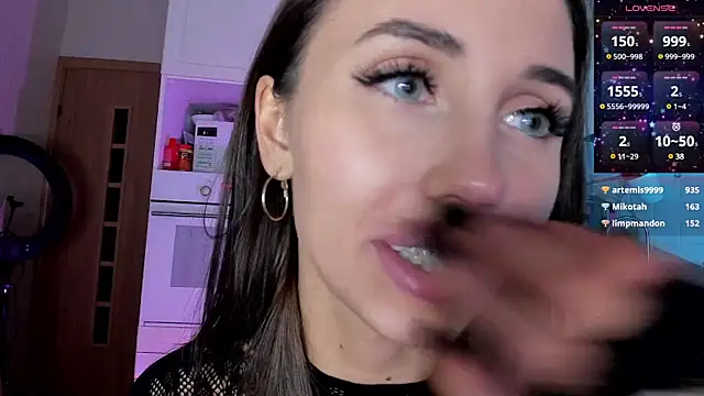 Snapshot of L1TWW chatting on February 6, 2:33 am L1TWW online show from February 6, 2:33 am