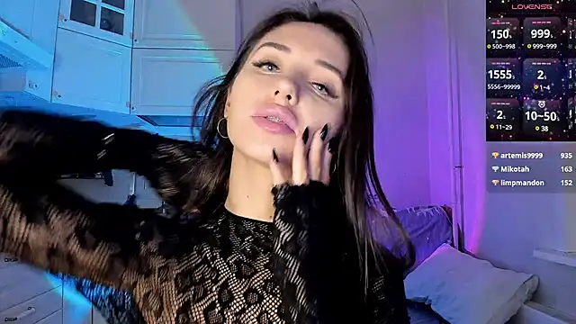 Snapshot of L1TWW chatting on February 6, 10:32 pm L1TWW online show from February 6, 10:32 pm