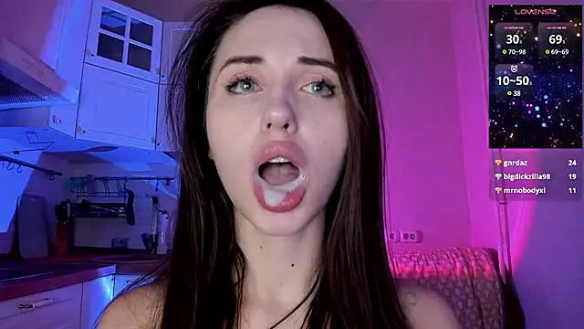 Snapshot of L1TWW chatting on February 26, 8:22 pm L1TWW online show from February 26, 8:22 pm