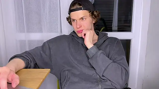 alyx garden online show from April 14, 7:31 pm