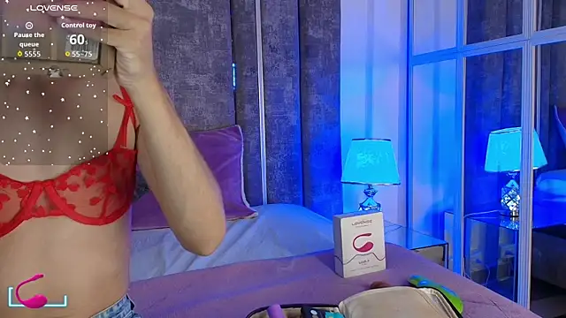 Snapshot of MaxiRogers chatting on November 20, 11:32 am MaxiRogers online show from November 20, 11:32 am