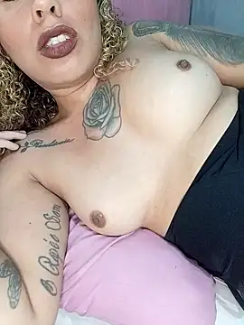 Snapshot of carolfetiche chatting on December 19, 6:20 am carolfetiche online show from December 19, 6:20 am