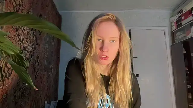 Snapshot of saint_cat25 chatting on December 9, 10:32 am saint cat25 online show from December 9, 10:32 am